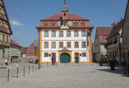 Rathaus mit Brunnen_Foto Evelyn Fischer (3)